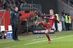 1. Bundesliga - Fußball - FC Ingolstadt 04 - RB Leipzig - Florent Hadergjonaj (33, FCI) hinten Cheftrainer Ralph Hasenhüttl (Leipzig)