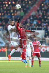 1. Bundesliga - Fußball - FC Ingolstadt 04 - FC Bayern - Arturo Vidal (23 Bayern) Almog Cohen (36, FCI) Kopfball Duell