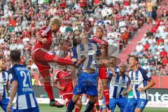 1. Bundesliga - Fußball - FC Ingolstadt 04 - Hertha BSC Berlin - Marcel Tisserand (32, FCI) hinten am Ball, links Darío Lezcano (11, FCI)