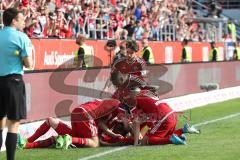 1. Bundesliga - Fußball - FC Ingolstadt 04 - 1. FSV Mainz 05 - Tor Jubel Florent Hadergjonaj (33, FCI) mit Marvin Matip (34, FCI) Pascal Groß (10, FCI) Roger de Oliveira Bernardo (8, FCI) Alfredo Morales (6, FCI)  Romain Brégerie (18, FCI)