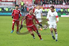 1. Bundesliga - Fußball - FC Ingolstadt 04 - FC Bayern - Mathew Leckie (7, FCI) Philipp Lahm (21 Bayern)