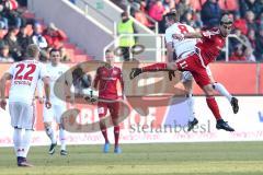 1. Bundesliga - Fußball - FC Ingolstadt 04 - Hamburger SV HSV - Lewis Holtby (8 HSV) und Darío Lezcano (11, FCI)