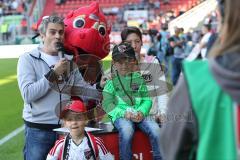 1. Bundesliga - Fußball - FC Ingolstadt 04 - SV Darmstadt 98 - Stadionsprecher Italo Mele und Silke von Walkhoff mit Siegerkind und Schanzi