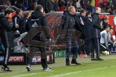 1. Bundesliga - Fußball - FC Ingolstadt 04 - RB Leipzig - Cheftrainer Maik Walpurgis (FCI) schimpft ins Feld, Co-Trainer Michael Henke (FCI)