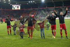 1. Bundesliga - Fußball - FC Ingolstadt 04 - RB Leipzig - Sieg 1:0 Jubel Team bedankt sich bei den Fans  Roger de Oliveira Bernardo (8, FCI) Anthony Jung (3, FCI) Marcel Tisserand (32, FCI)