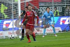 1. Bundesliga - Fußball - FC Ingolstadt 04 - FC Augsburg - Mathew Leckie (7, FCI) vor Torwart Marwin Hitz (FCA 35)