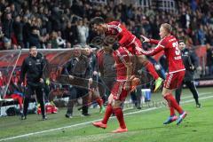 1. Bundesliga - Fußball - FC Ingolstadt 04 - 1. FC Köln - Romain Brégerie (18, FCI) trifft zum 2:2, Tor Jubel mit Alfredo Morales (6, FCI)  Florent Hadergjonaj (33, FCI) Trainerbank kommt