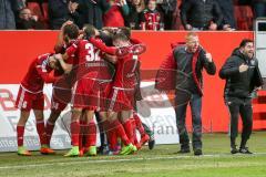 1. BL - Saison 2016/2017 - FC Ingolstadt 04 - 1.FC Köln - Die Mannschaft freut sich über den 2:2 Ausgleichstreffer von Romain Brègerie (#18 FCI) - Jubel - Tor - Maik Walpurgis (Trainer FCI) - Foto: Meyer Jürgen