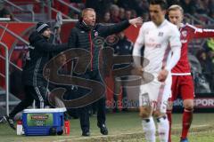 1. Bundesliga - Fußball - FC Ingolstadt 04 - Hamburger SV HSV - Cheftrainer Maik Walpurgis (FCI) am Spielfeld Gestik und links  und Co-Trainer Michael Henke (FCI) und Co-Trainer Ovid Hajou (FCI) Schrei Rufe