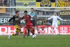 1. Bundesliga - Fußball - FC Ingolstadt 04 - Borussia Dortmund - Mario Götze (BVB 10) rechts Almog Cohen (36, FCI)