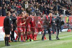 1. Bundesliga - Fußball - FC Ingolstadt 04 - 1. FC Köln - Romain Brégerie (18, FCI) trifft zum 2:2, Tor Jubel mit Alfredo Morales (6, FCI) Florent Hadergjonaj (33, FCI) Cheftrainer Maik Walpurgis (FCI) und Co-Trainer Ovid Hajou (FCI) jubeln