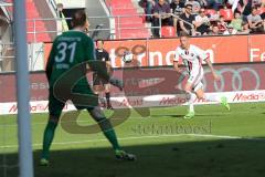 1. Bundesliga - Fußball - FC Ingolstadt 04 - SV Darmstadt 98 - Sonny Kittel (21, FCI) Torwart Michael Esser (31 Darmstadt)