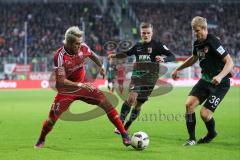 1. Bundesliga - Fußball - FC Ingolstadt 04 - FC Augsburg - Darío Lezcano (11, FCI) Kampf um den Ball, rechts Philipp Max (FCA 31) Martin Hinteregger (FCA 36)