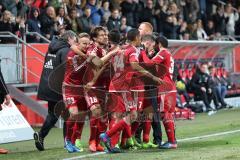 1. Bundesliga - Fußball - FC Ingolstadt 04 - 1. FC Köln - Romain Brégerie (18, FCI) trifft zum 2:2, Tor Jubel mit Alfredo Morales (6, FCI) Florent Hadergjonaj (33, FCI) Cheftrainer Maik Walpurgis (FCI) und Co-Trainer Ovid Hajou (FCI) jubeln, Co-Trainer Mi