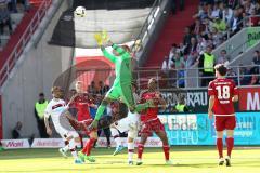 1. Bundesliga - Fußball - FC Ingolstadt 04 - Bayer 04 Leverkusen - Torwart Martin Hansen (35, FCI) fängt den Ball in der Luft Marvin Matip (34, FCI)