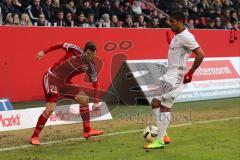 1. Bundesliga - Fußball - FC Ingolstadt 04 - FC Bayern - oben Markus Suttner (29, FCI)  und Douglas Costa (11 Bayern)