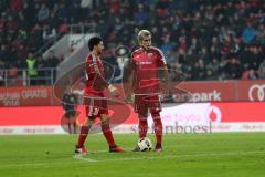 1. Bundesliga - Fußball - FC Ingolstadt 04 - VfL Wolfsburg - Freistoß Absprache Almog Cohen (36, FCI) Darío Lezcano (11, FCI)