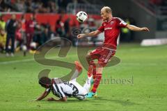 1. Bundesliga - Fußball - FC Ingolstadt 04 - Eintracht Frankfurt - 0:2 - Marco Fabián (10 Frankfurt) am Boden Tobias Levels (28, FCI)