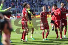 1. Bundesliga - Fußball - FC Ingolstadt 04 - FC Schalke 04 - Speil ist aus 1:1 unentschieden, letzter Spieltag, Team bedankt sich bei den Fans Spruchband Stadionrunde, Humba Tanz, Romain Brégerie (18, FCI) Torwart Martin Hansen (35, FCI) Florent Hadergjon