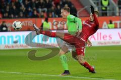 1. Bundesliga - Fußball - FC Ingolstadt 04 - VfL Wolfsburg - Mathew Leckie (7, FCI) kommt nicht an Ball, Yannick Gerhardt (13 Wolfsburg) verteidigt