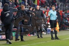 1. Bundesliga - Fußball - FC Ingolstadt 04 - RB Leipzig - Cheftrainer Maik Walpurgis (FCI) schimpft ins Feld zum Schiedsrichter