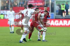 1. Bundesliga - Fußball - FC Ingolstadt 04 - FC Bayern - Kampf um den Ball Javi Martinez (8 Bayern) Darío Lezcano (11, FCI) Xabi Alonso (14 Bayern)