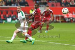 1. Bundesliga - Fußball - FC Ingolstadt 04 - Werder Bremen - Roger de Oliveira Bernardo (8, FCI) verscuht Max Kruse (10 Bremen) zu stoppen