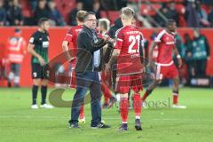 1. BL - Saison 2016/2017 - FC Ingolstadt 04 - FC Augsburg - Markus Kauczinski (Trainer FCI) klatscht bei Sonny Kittel (#21 FCI) ab - Foto: Meyer Jürgen