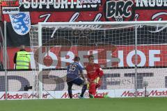 1. Bundesliga - Fußball - FC Ingolstadt 04 - SV Darmstadt 98 - Gegentreffer Torwart Martin Hansen (35, FCI) chancenlos, Antonio-Mirko Colak (16 Darmstadt) jolt den Ball