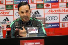 1. Bundesliga - Fußball - FC Ingolstadt 04 - Werder Bremen - Pressekonferenz nach dem Spiel Cheftrainer Alexander Nouri (Bremen) und Cheftrainer Maik Walpurgis (FCI) mit Pressesprecher Oliver Samwald