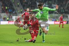 1. Bundesliga - Fußball - FC Ingolstadt 04 - VfL Wolfsburg -Zweikampf Mathew Leckie (7, FCI) Ricardo Rodriguez (34 Wolfsburg)
