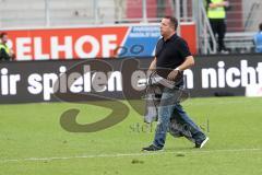 1. Bundesliga - Fußball - FC Ingolstadt 04 - TSG 1899 Hoffenheim 1:2 - Spiel ist aus, Niederlage 1:2 für IN, Cheftrainer Markus Kauczinski (FCI) geht vom Platz und zeiht sich die Jacke aus