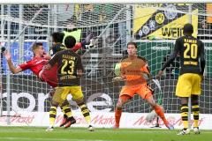 1. BL - Saison 2016/2017 - FC Ingolstadt 04 - Borussia Dortmund - Lukas Hinterseer (#16 FCI) mit einem Seitfallrückzieher - Lezano Farina,Dario (#37 FCI) - Weidenfeller Roman Torwart Dortmund - Foto: Meyer Jürgen