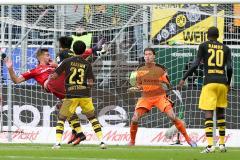 1. BL - Saison 2016/2017 - FC Ingolstadt 04 - Borussia Dortmund - Lukas Hinterseer (#16 FCI) mit einem Seitfallrückzieher - Lezano Farina,Dario (#37 FCI) - Weidenfeller Roman Torwart Dortmund - Foto: Meyer Jürgen