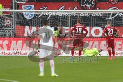 1. Bundesliga - Fußball - FC Ingolstadt 04 - Werder Bremen - Tor für Bremen, Max Kruse (10 Bremen) gegen Torwart Martin Hansen (35, FCI) am Boden, Max Christiansen (19, FCI) Sonny Kittel (21, FCI) ratlos