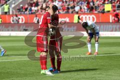 1. Bundesliga - Fußball - FC Ingolstadt 04 - FC Schalke 04 - letzter Spieltag - Elfmeter, Pascal Groß (10, FCI) und Almog Cohen (36, FCI) wünscht Glück