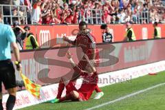 1. Bundesliga - Fußball - FC Ingolstadt 04 - 1. FSV Mainz 05 - Tor Jubel Florent Hadergjonaj (33, FCI) mit Marvin Matip (34, FCI)