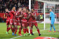 1. Bundesliga - Fußball - FC Ingolstadt 04 - 1. FC Köln - mitte Darío Lezcano (11, FCI) trifft zum Ausgleich Tor Jubel mit Sonny Kittel (21, FCI) Marcel Tisserand (32, FCI) Florent Hadergjonaj (33, FCI) Marvin Matip (34, FCI) Alfredo Morales (6, FCI), lin