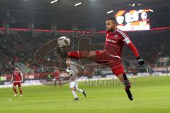 1. Bundesliga - Fußball - FC Ingolstadt 04 - SC Freiburg - Marcel Tisserand (32, FCI) fliegt zum Ball