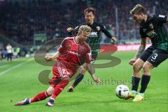 1. Bundesliga - Fußball - FC Ingolstadt 04 - FC Augsburg - Sonny Kittel (21, FCI) Ji Dong-Won (FCA 22) Konstantinos Stafylidis (FCA 3)