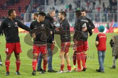 1. Bundesliga - Fußball - FC Ingolstadt 04 - RB Leipzig - Sieg 1:0 Jubel Team bedankt sich bei den Fans Marvin Matip (34, FCI) Sportdirektor Thomas Linke (FCI)  Alfredo Morales (6, FCI)  Mathew Leckie (7, FCI)