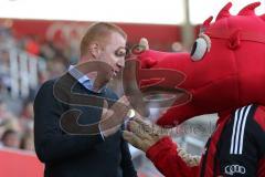 1. Bundesliga - Fußball - FC Ingolstadt 04 - SV Darmstadt 98 - Cheftrainer Maik Walpurgis (FCI) begrüßt Maskottchen Schanzi