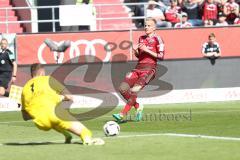 1. Bundesliga - Fußball - FC Ingolstadt 04 - Bayer 04 Leverkusen - Torwart Bernd Leno (Leverkusen 1) Florent Hadergjonaj (33, FCI) kommt zu spät