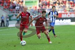 1. Bundesliga - Fußball - FC Ingolstadt 04 - Hertha BSC Berlin - Tobias Levels (28, FCI) und Mathew Leckie (7, FCI) Sprinten zum Ball