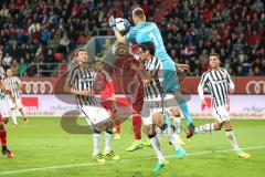 1. Bundesliga - Fußball - FC Ingolstadt 04 - Eintracht Frankfurt - 0:2 - Torwart Lukas Hradecky (1 Frankfurt) fängt Ball vor Darío Lezcano (11, FCI)