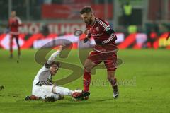 1. Bundesliga - Fußball - FC Ingolstadt 04 - SC Freiburg - Stenzel, Pascal (15 Freiburg) am Boden Mathew Leckie (7, FCI)