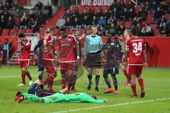 1. Bundesliga - Fußball - FC Ingolstadt 04 - RB Leipzig - Marcel Sabitzer (7 Leipzig) mit Almog Cohen (36, FCI) und Torwart Martin Hansen (35, FCI) wird dabei verletzt