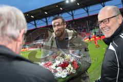 1. Bundesliga - Fußball - FC Ingolstadt 04 - 1. FC Köln - Verabschiedung von Malte Metzelder durch Vorsitzender des Vorstandes Peter Jackwerth (FCI)