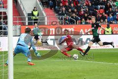 1. Bundesliga - Fußball - FC Ingolstadt 04 - FC Augsburg - Mathew Leckie (7, FCI) verpasst den Ball Torwart Marwin Hitz (FCA 35) fängt