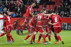 1. Bundesliga - Fußball - FC Ingolstadt 04 - 1. FC Köln - Darío Lezcano (11, FCI) triftt Tor Jubel mit Sonny Kittel (21, FCI) Alfredo Morales (6, FCI)  Romain Brégerie (18, FCI) Florent Hadergjonaj (33, FCI) Marvin Matip (34, FCI)